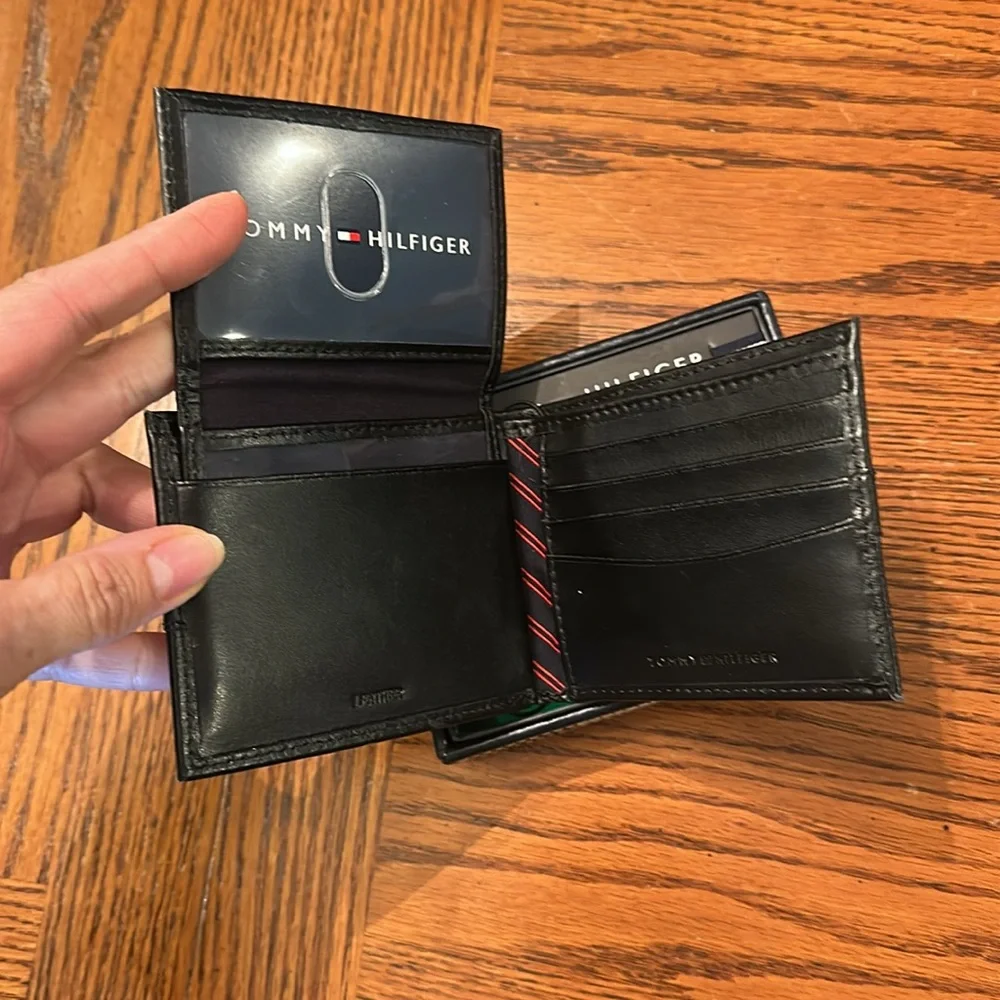 New in box mens Tommy Hilfiger Black Leather wallet